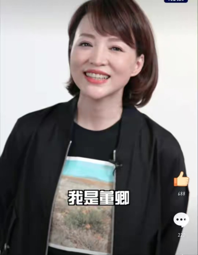 全球时尚风行|47岁董卿罕见现身！留刘海甜美好显年轻，穿运动装笑起来甜到爆表