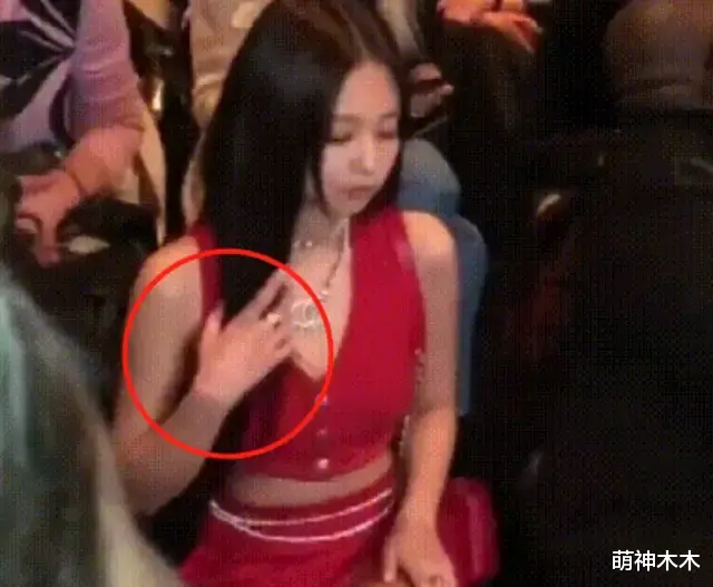 金智妮|韩国女星看秀仪态差，满身大牌依旧被嘲又黑又土，大片毫无表现力