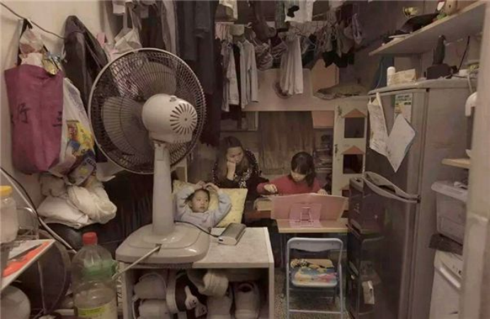 香港|11平方米的“水管房”，售价10万一套，换做是你会买吗？