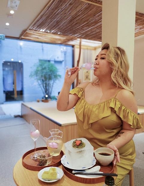 郑欣宜|郑欣宜晒出生活照，住着母亲的豪宅，即将继承巨额遗产却不敢败家