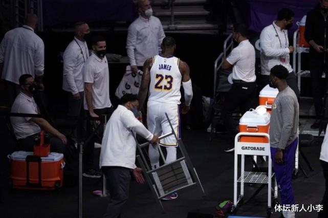 勒布朗·詹姆斯|詹姆斯受傷，有誰(shuí)留意到湖人球員的反應(yīng)，隆多的反應(yīng)太真實(shí)