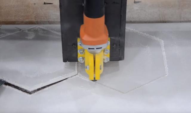 国外一达人把石膏板裁成六角砖装饰墙面，还会闪闪发光，太炫酷了