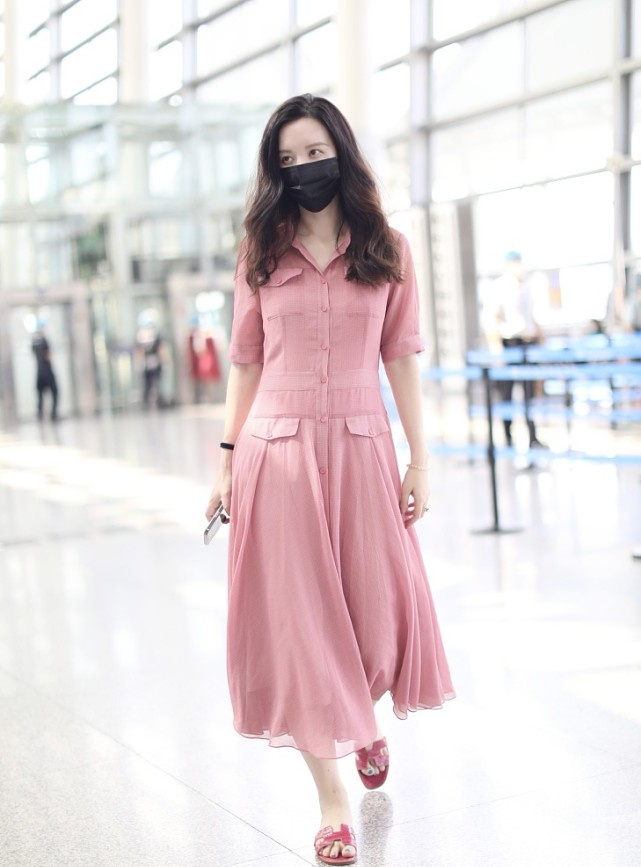 BiuFashion|40岁的张萌给自己穿成20岁，时尚俏皮挺有看头，好气质穿出来
