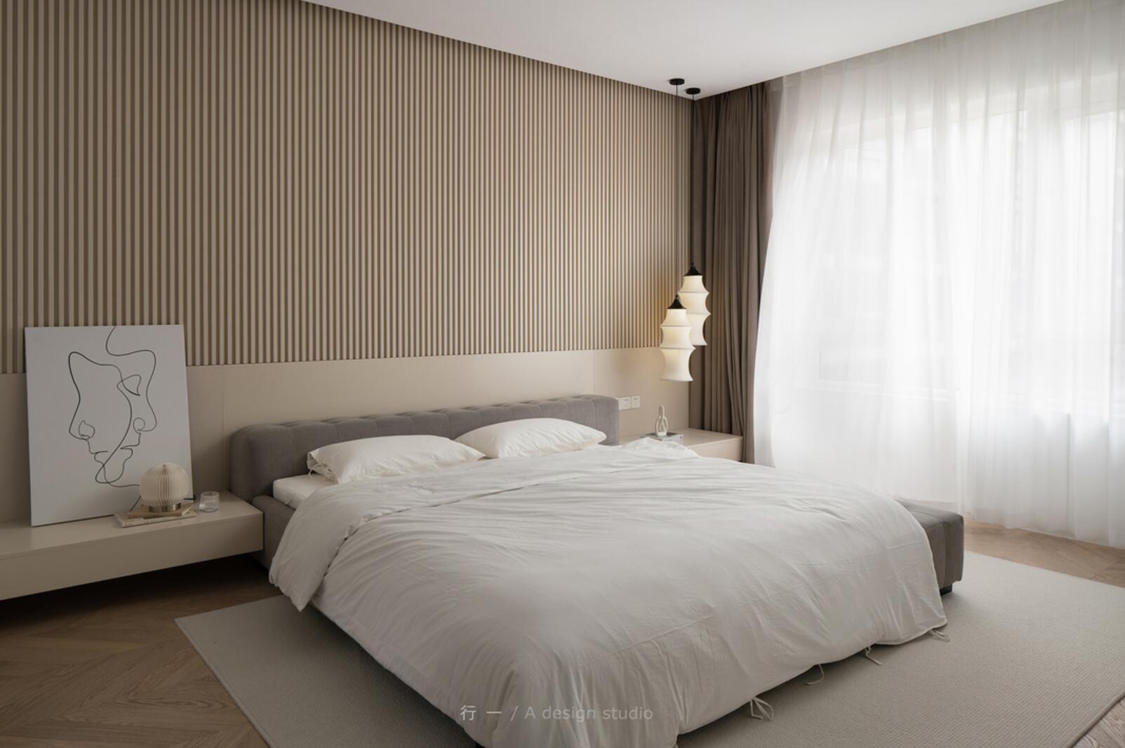 为追求极简，她舍弃门窗套，全屋色调高度统一，干净又大气