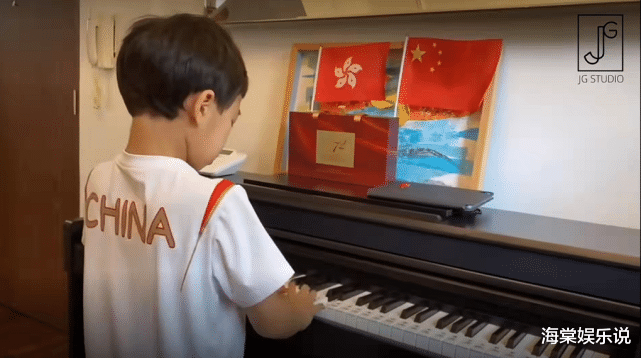 郭晶晶|郭晶晶10月8日带娃做慈善！霍中曦毫无架子，和困难儿童相处融洽