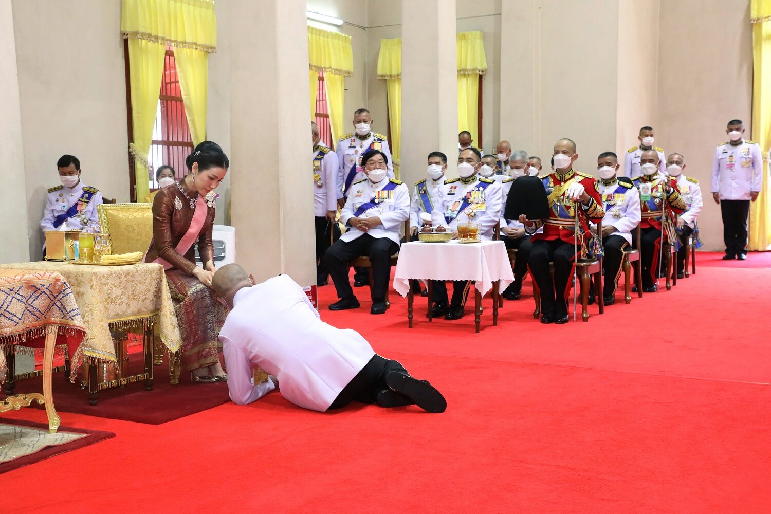 诗妮娜|诗妮娜独挑大梁单独亮相！枣红色紧身泰服显身材，尽显女主人姿态