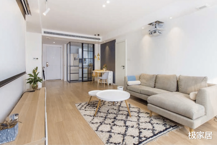84平的小户型，用极简和纯白装饰空间，满足年轻人的需求