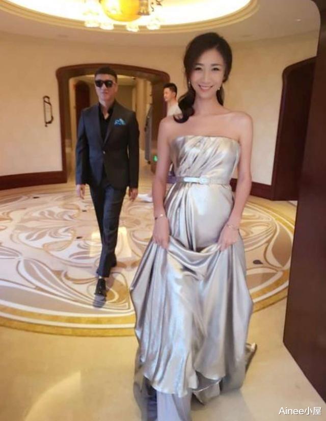 孙红雷|孙红雷真是有福气，妻子穿“锡纸裙”秀身材，看着比他还高一点