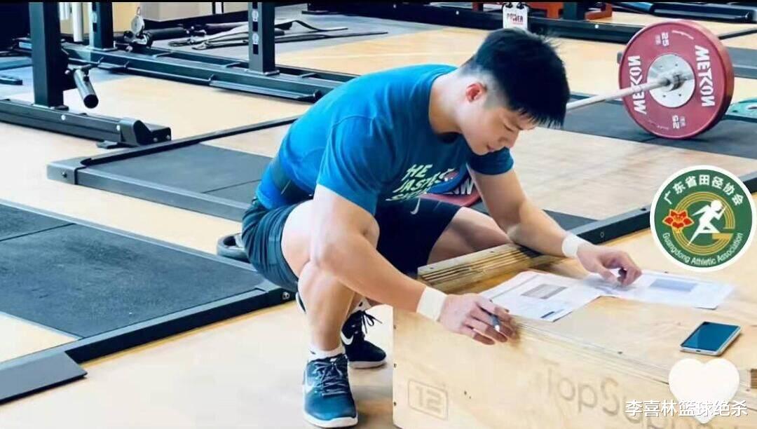 苏炳添|苏炳添恢复训练首次晒照!累瘫在地,网友:看起来腿长一米八