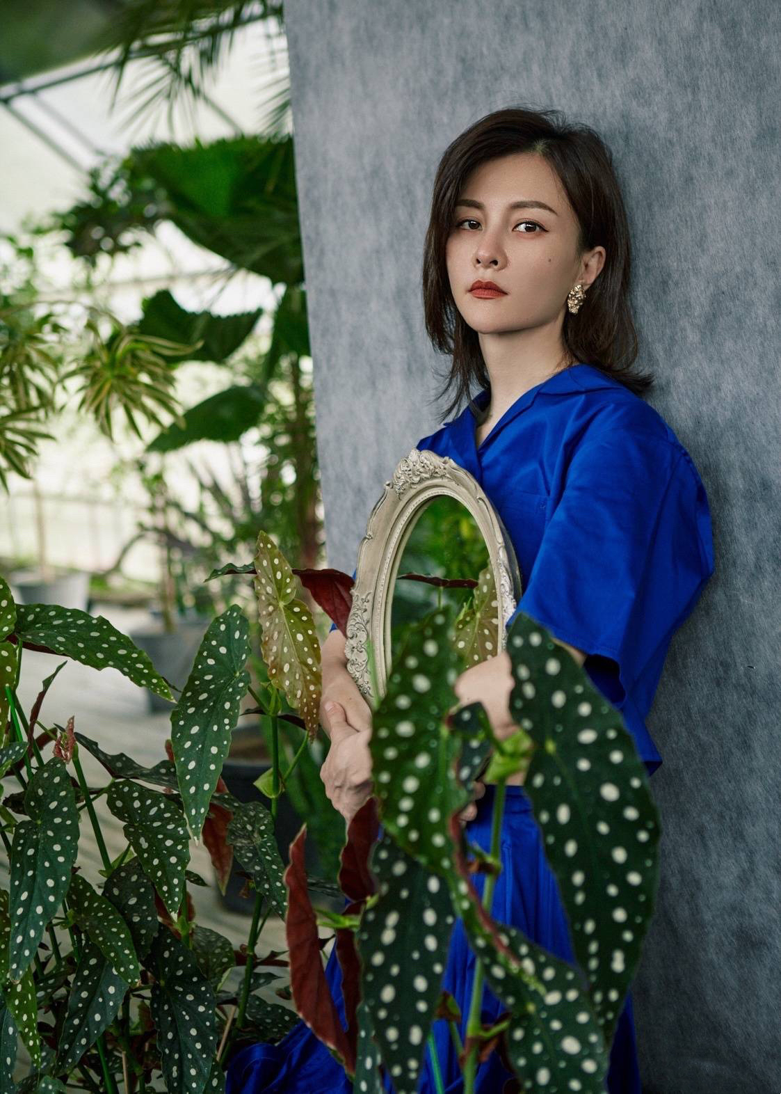 哚乐Like时尚|刘孜美得惊艳，43岁穿无袖修身针织裙优雅迷人，状态不输小姑娘