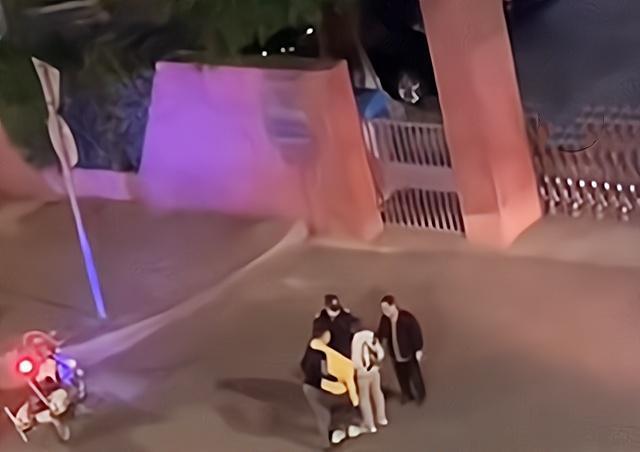 有惊无险!东莞一女子醉倒街头被两男子扛走,偶遇民警将其救下