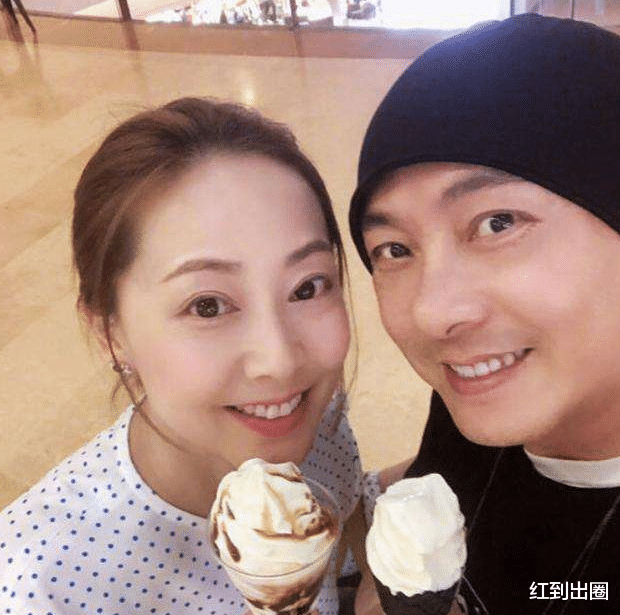 张卫健|张卫健带妻子吃大排档被偶遇！47岁张茜罕见露面，一脸沧桑素颜像路人