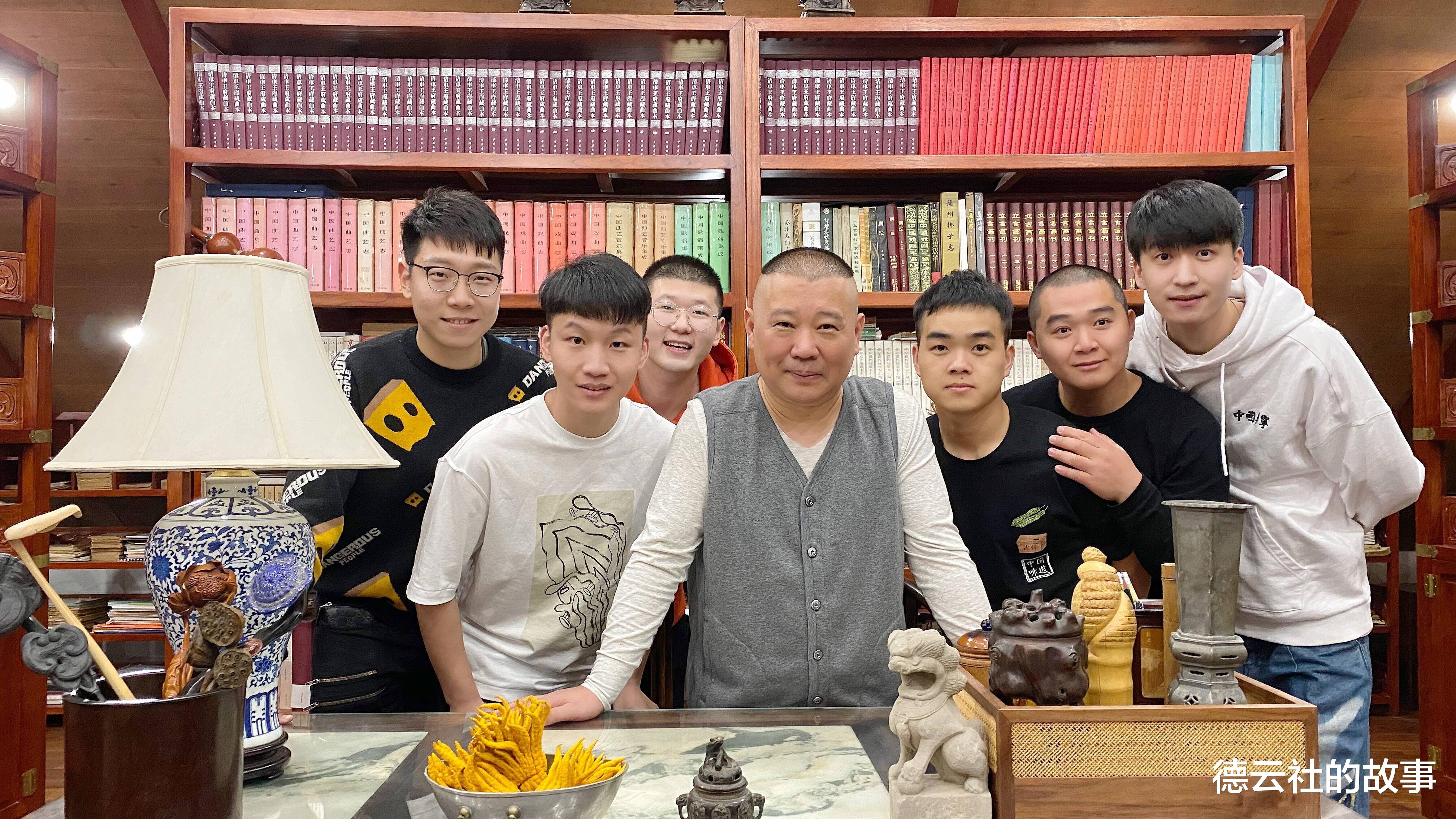 李小萌|岳云鹏和刘筱亭同台演出，一位心里想着徒弟，一位心里想着观众