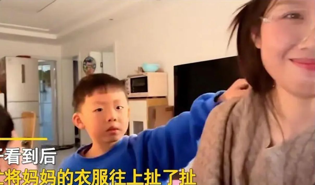 蔡少芬|网红妈妈直播中拉低领口，5岁儿子用力上拉：女孩子不能露肩