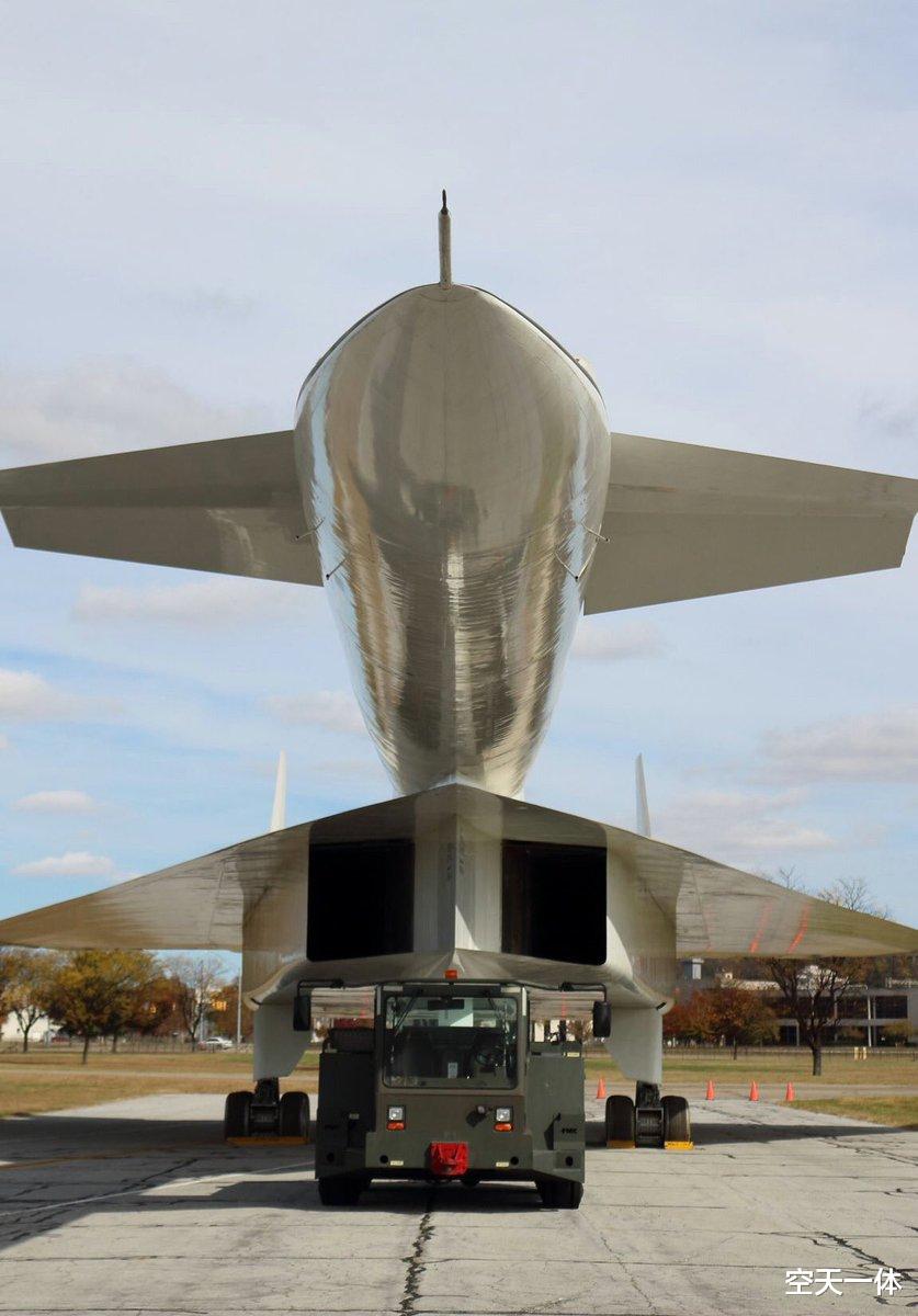 马赫|脚踩风火轮，XB70冒险降落火光四溅，3马赫战略轰炸机为何不香了？
