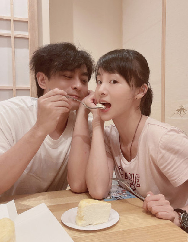 高明远|陈龙晒照为妻庆生,35岁章龄之打扮像邻家女,俩娃模样都像爸