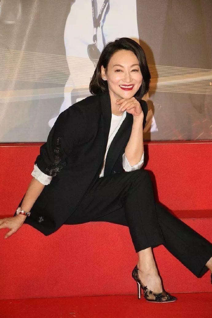 何有强|惠英红也学年轻人“赶时髦”，绿T恤配半身裙清爽减龄，温柔舒适