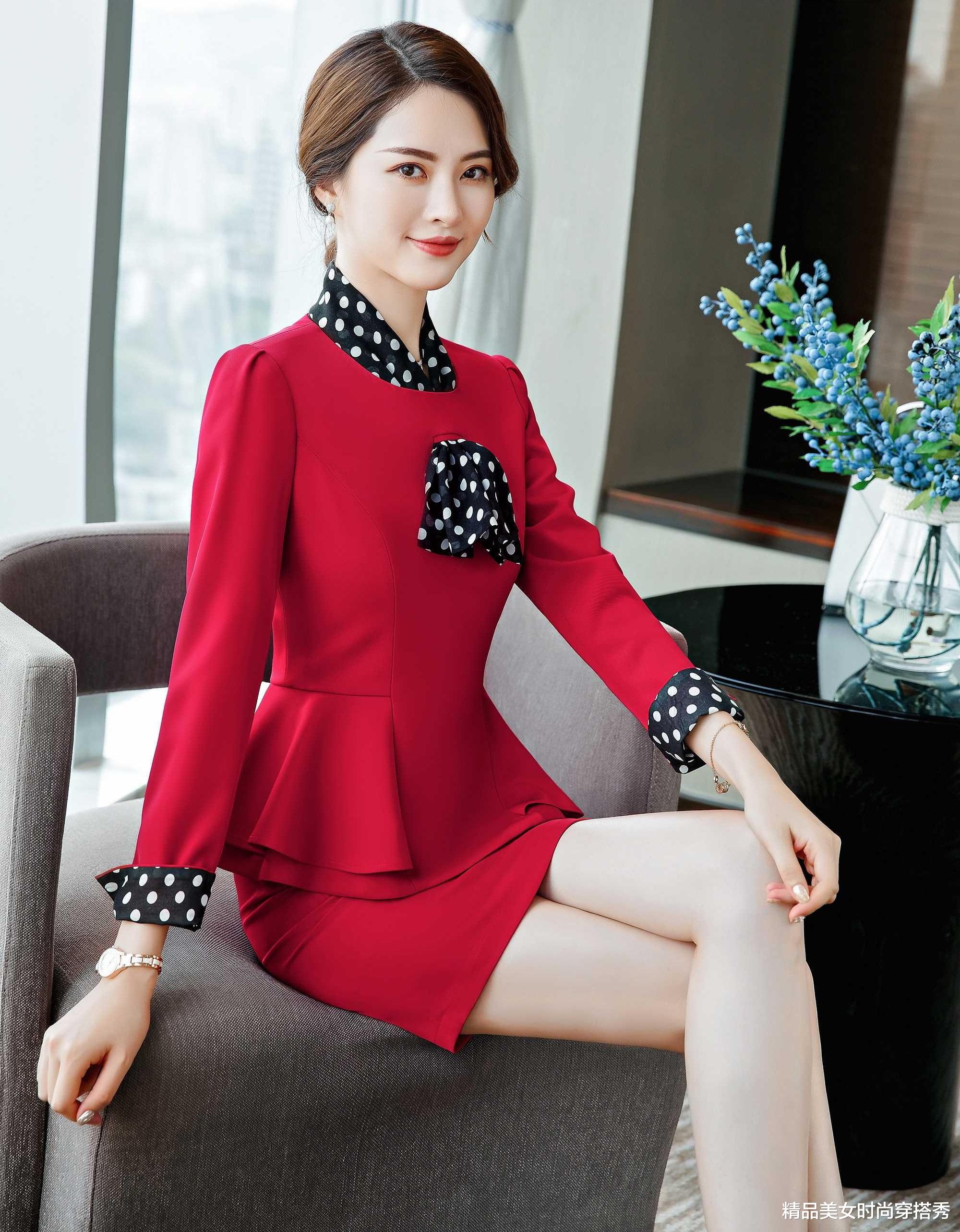 |红色套装吸睛时尚，蓝色沉着冷静，非常适合职场达人的穿搭