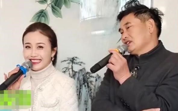 徐梦洁|没空见陈亚男?朱小伟与美女坐吊椅合影,腼腆脸红夫妻相十足