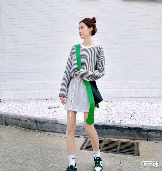 何三沫|步入初秋会有一丝凉意，可以选择针织衫来穿，既温柔又有气质