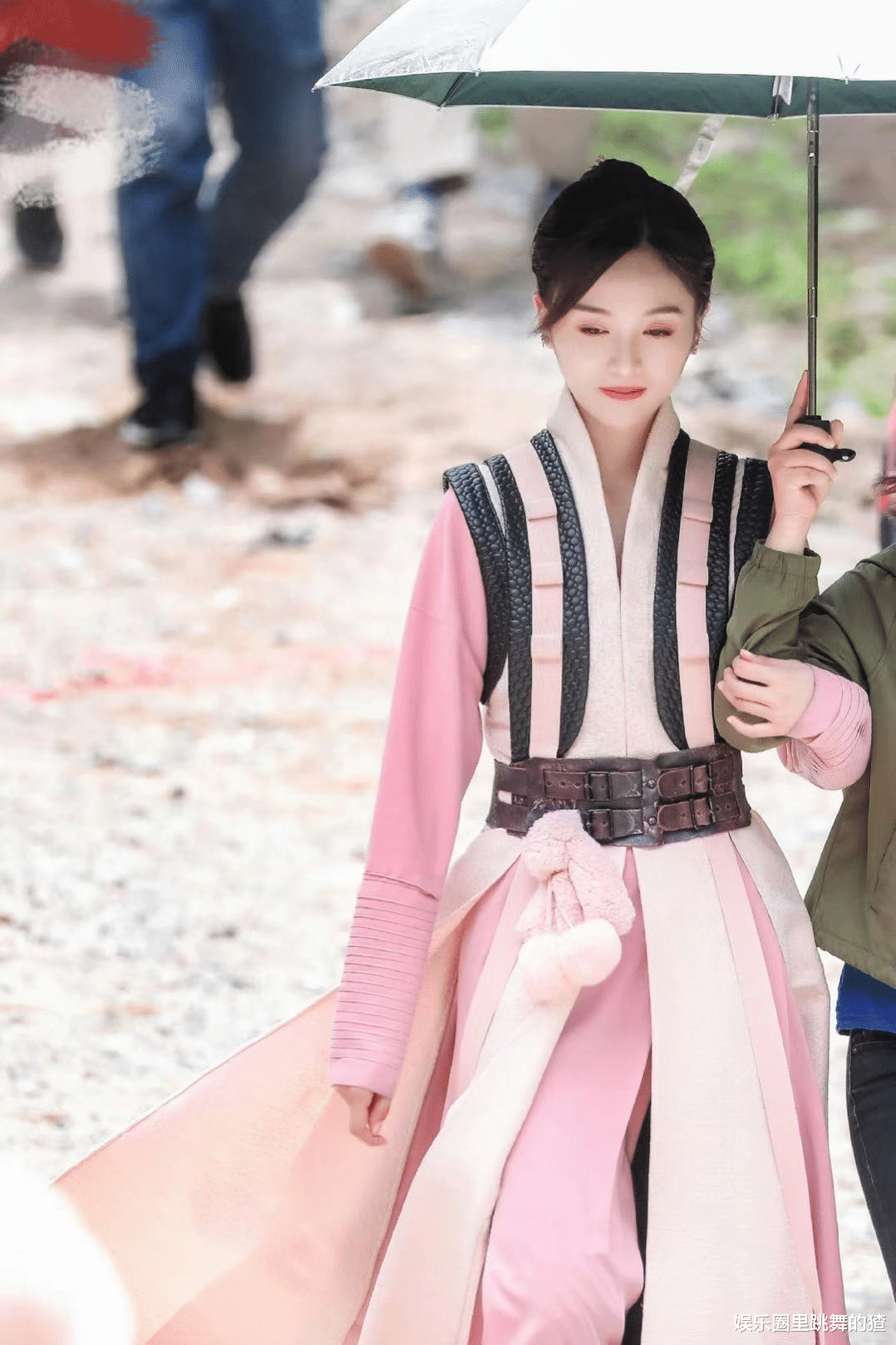 肖战|肖战斗罗将开播，小飞侠卖力宣传，谁注意到女主吴宣仪做了什么？