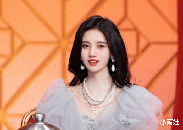 鞠婧祎|四千年美女翻车了？鞠婧祎穿低领装暴露缺陷，脖子粗到让人认不出