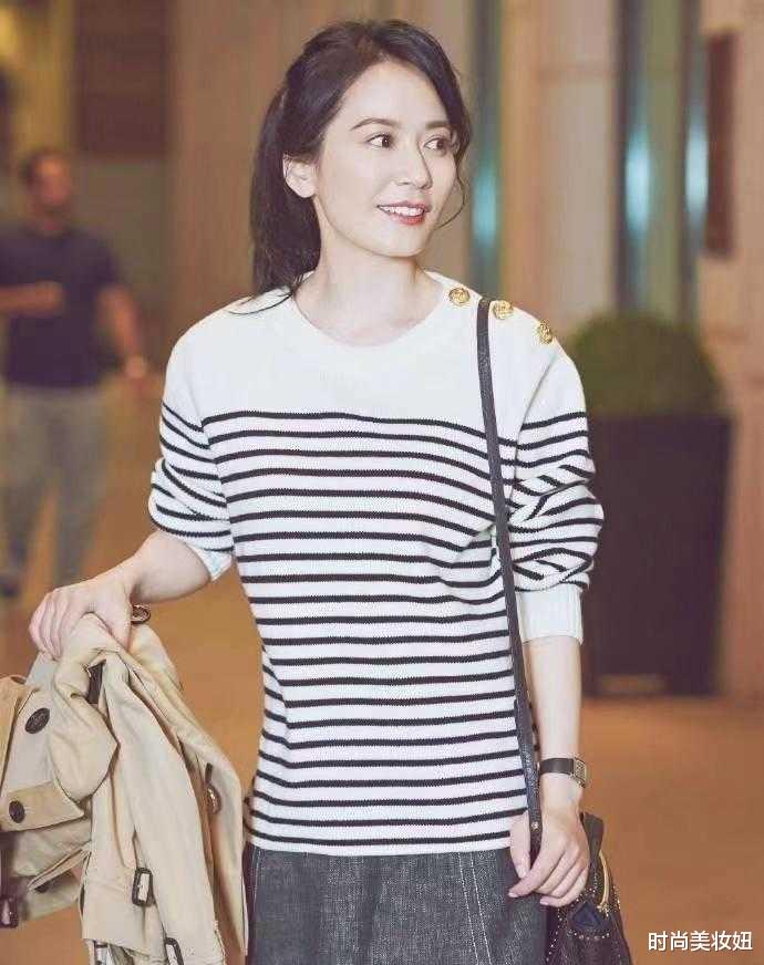 美甲|俞飞鸿怎么看都不像大婶，穿条纹T恤配高马尾，50岁美得像少女