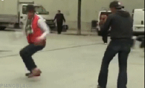 歪骆驼|论男生一定要准备两个手机的重要性，这是重点，但前提你得有女朋友