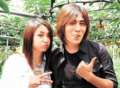 许玮伦|许玮伦43岁冥诞，前男友李威晒照缅怀：让爱和温暖，继续发光