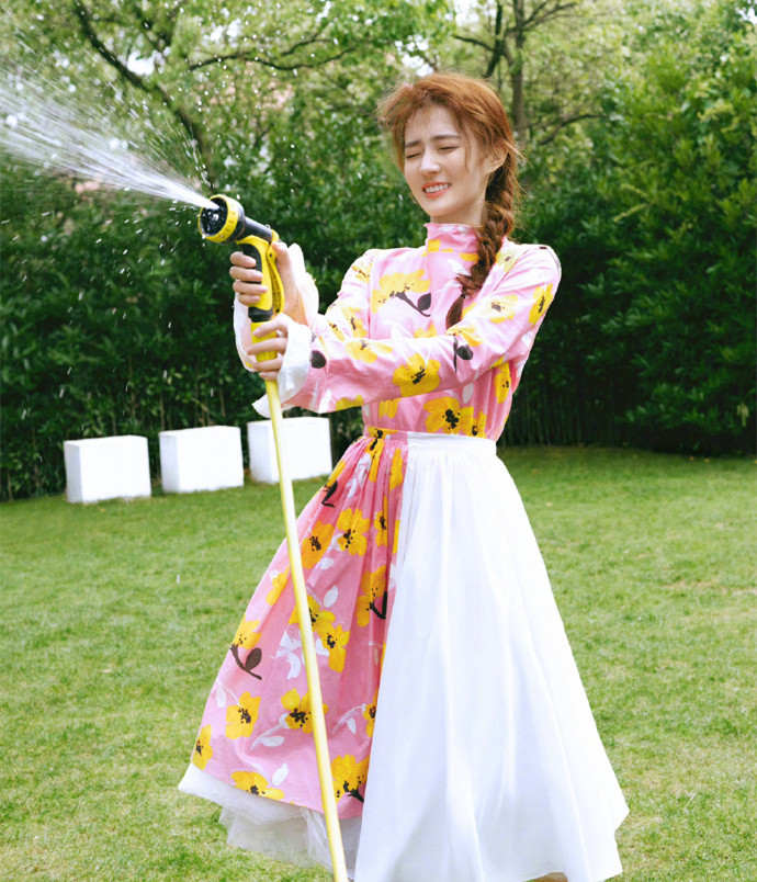 猫姐穿搭经|好声音发布会那英穿得比小花还抢镜，穿印花裙惊艳全场不愧是浪姐