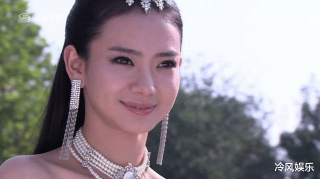 戚薇|本是“凤九”第一人选，只因试装后造型太惊艳，这才成就迪丽热巴