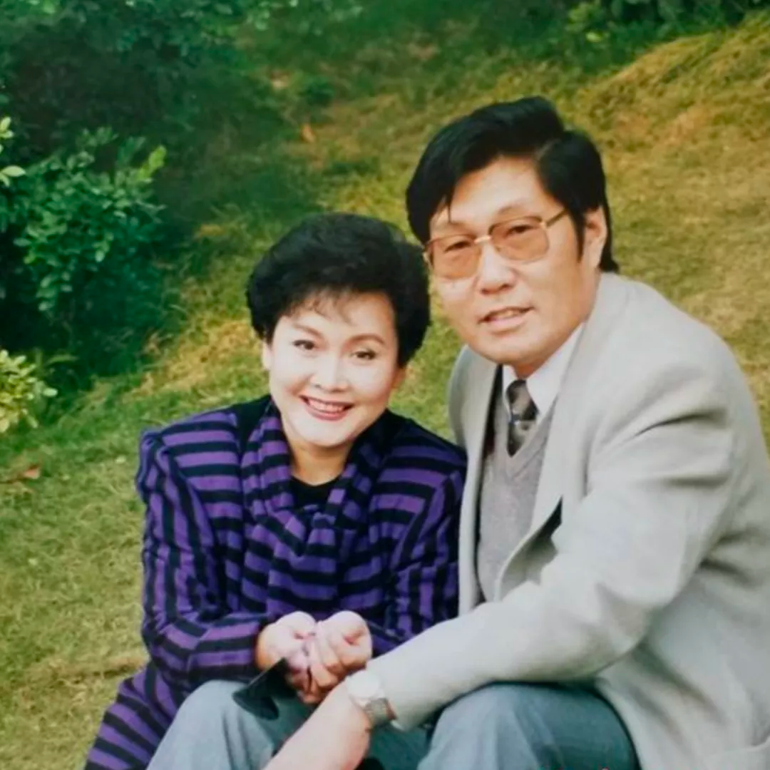 李谷一|李谷一，一婚嫁恩师，二婚嫁粉丝爱她40年，女儿怨恨她20年