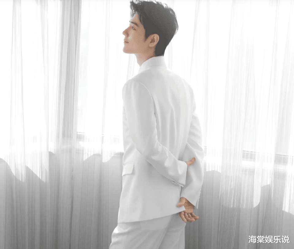 肖战|肖战穿2021系列拼接衬衫出镜!化身撕漫美少年,帅气明朗又温柔!