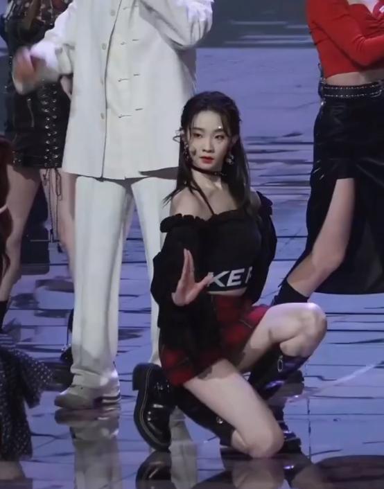 张艺凡|张艺凡腿站着看挺细，蹲下后“石头腿”吓到了，不看脸说男的都信