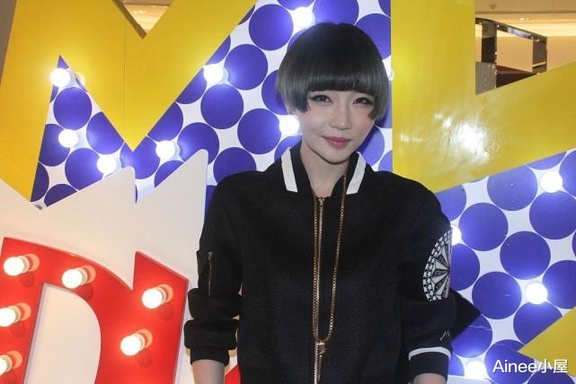 穿衣搭配|高晓松前妻身材纤细，气质短发配一身黑，和年轻女孩魅力没差距