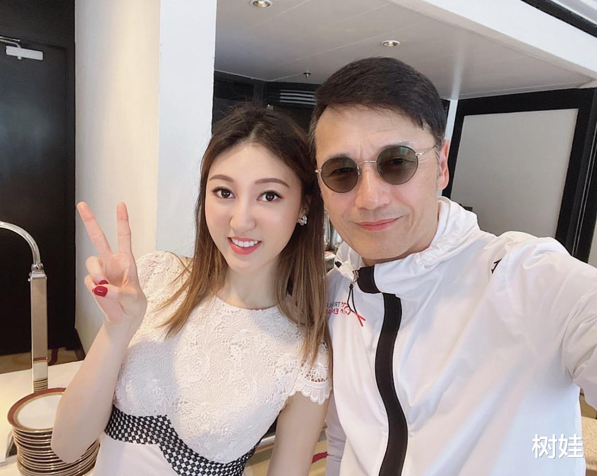 何艳娟|何艳娟盛装出席港姐活动，离婚后已跻身上流社会，避谈三亿抚养费