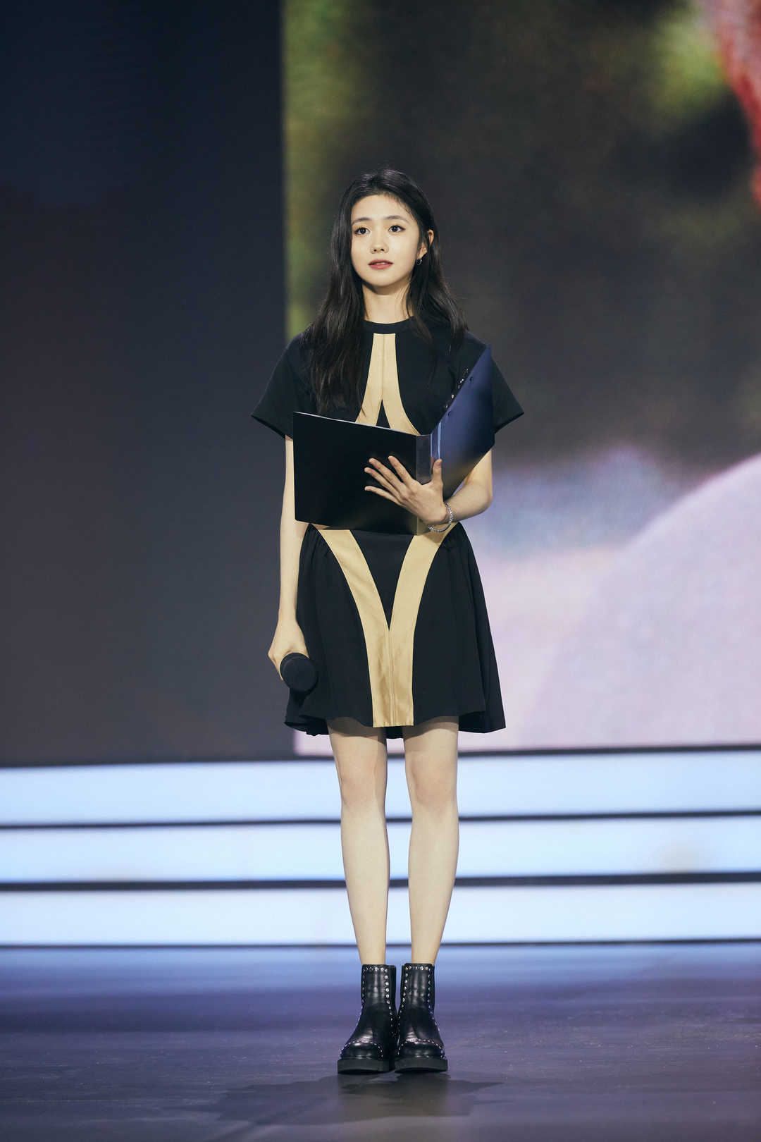 何有强|“谋女郎”刘浩存真会穿，黑T恤配印花吊带裙清新浪漫，减龄洋气