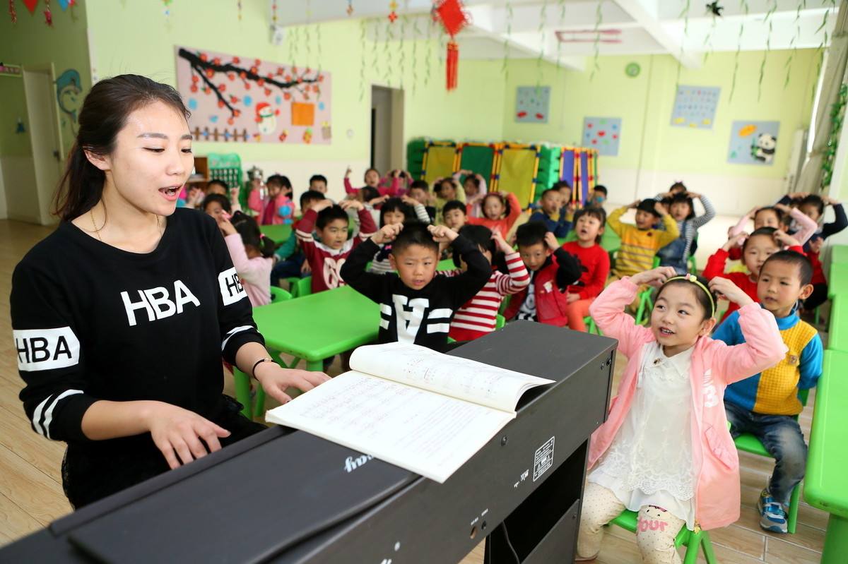 教师|学生携带老鼠进教室，两名女老师吓出尖叫，家长的评论却让人心疼