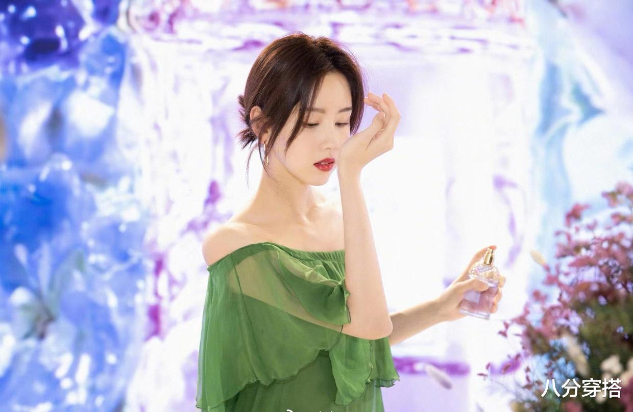 八分穿搭 陈都灵又美出天际了,一袭绿色一字肩礼服尽显优雅,美得不可方物