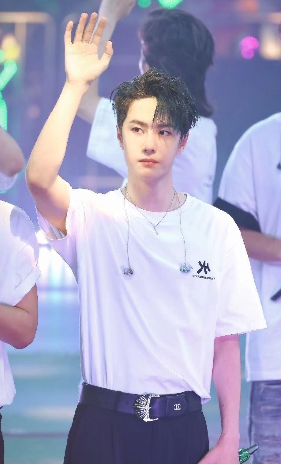 王一博|王一博 “绿色环保”家族演唱会，一曲《无感》扭到你心里了没？