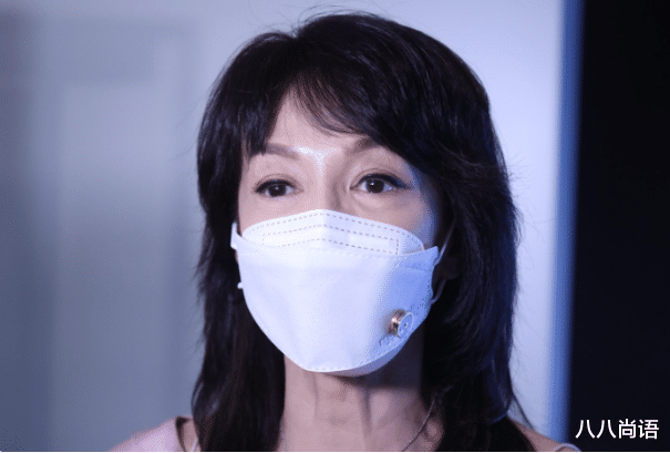 郑裕玲|64岁郑裕玲庆生照，V领毛衫配小黑裤彰显高级美，曾自曝不信婚姻