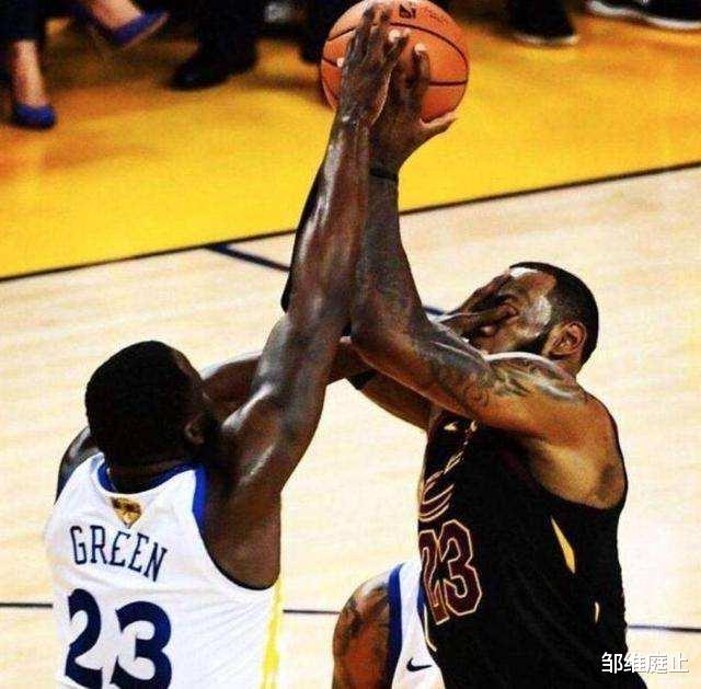 勒布朗·詹姆斯|詹姆斯回忆被格林戳眼睛的情况！后者找老詹和解！名帅力挺裁判的判罚！