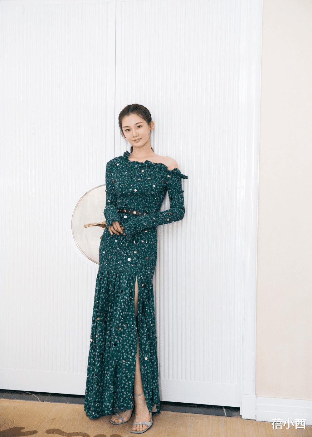 苗苗|“郑恺媳妇苗苗”带火了一种潮流，叫“T恤+阔腿裤”，简约又高级