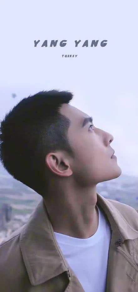 杨洋|杨洋10张绝版侧颜照片，这才是娱乐圈男明星的颜值天花板吧