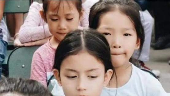 女孩|又想骗你生女儿：幼儿园“神仙女孩”走红，呆在人群中太亮眼