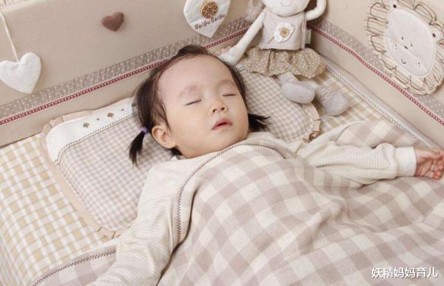 妖精妈妈育儿|宝宝多大可以用枕头？不是3个月也不是6个月，答案比你想得晚很多