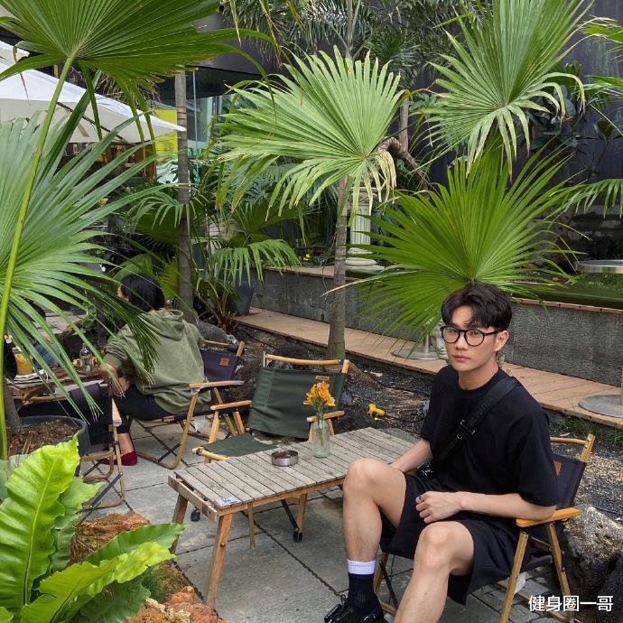 双鱼座 双鱼座小哥哥化身快递员，有颜有料，肌肉线条明显，还不快来签收！