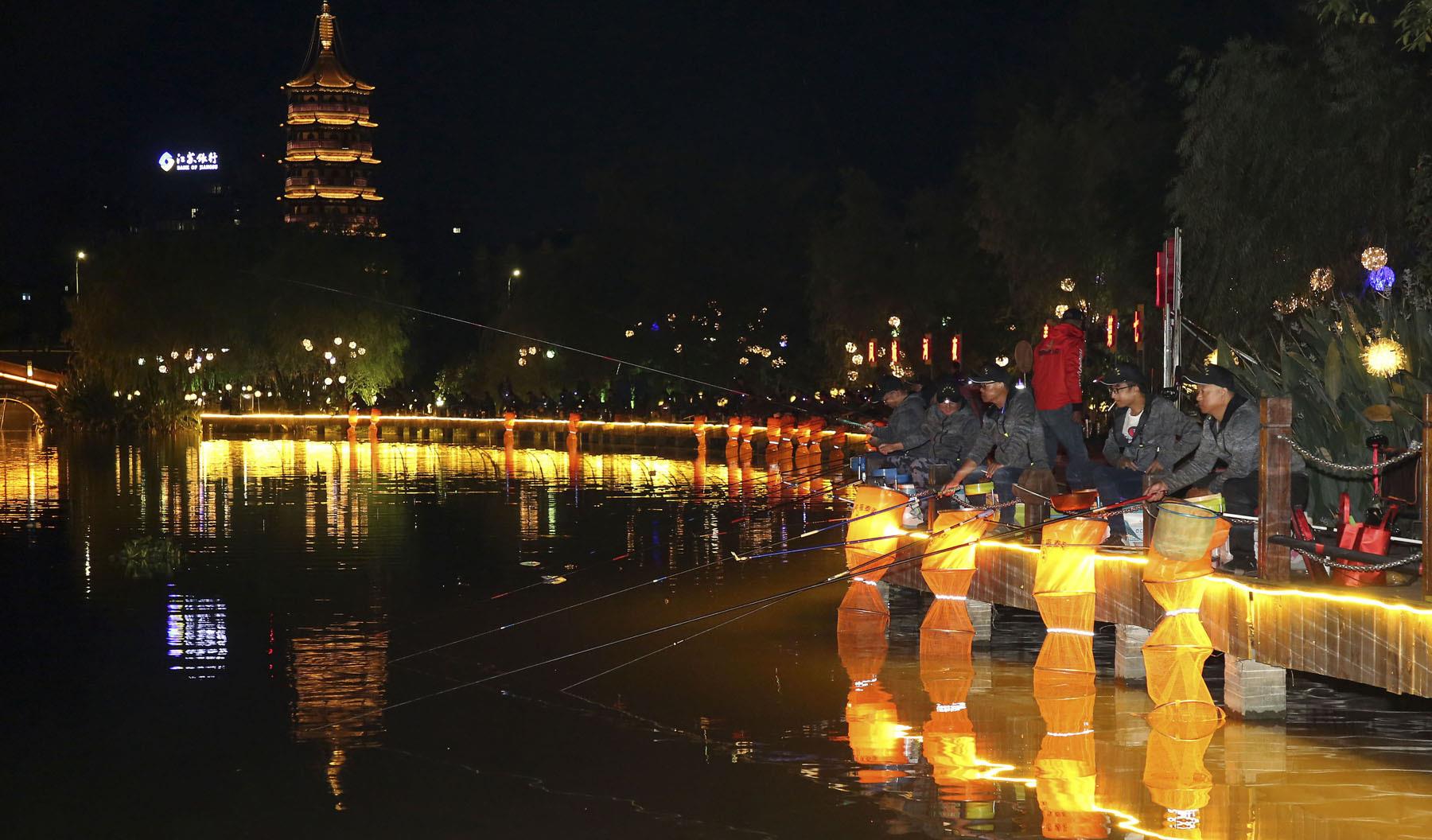 饵料|夜钓黑坑鲤鱼用什么味型？想要钓到上百斤鱼，需要掌握这几个技巧
