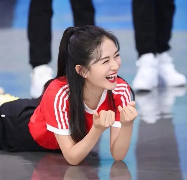 谢娜|谢娜发文官宣喜讯，歌曲《小风筝》登顶亚洲新歌榜，透露新工作有着落已开录