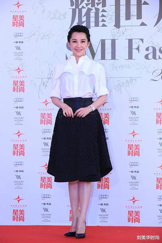 许晴|小s虽然穿的很高级，但是身高没有许晴高，所以看着有点低调